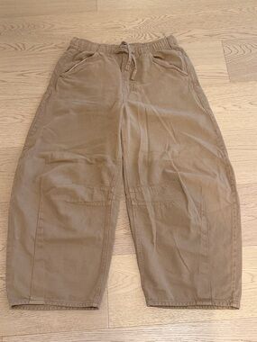 GAP Women's Barrel Leg Ankle Cropped Pants in Tan